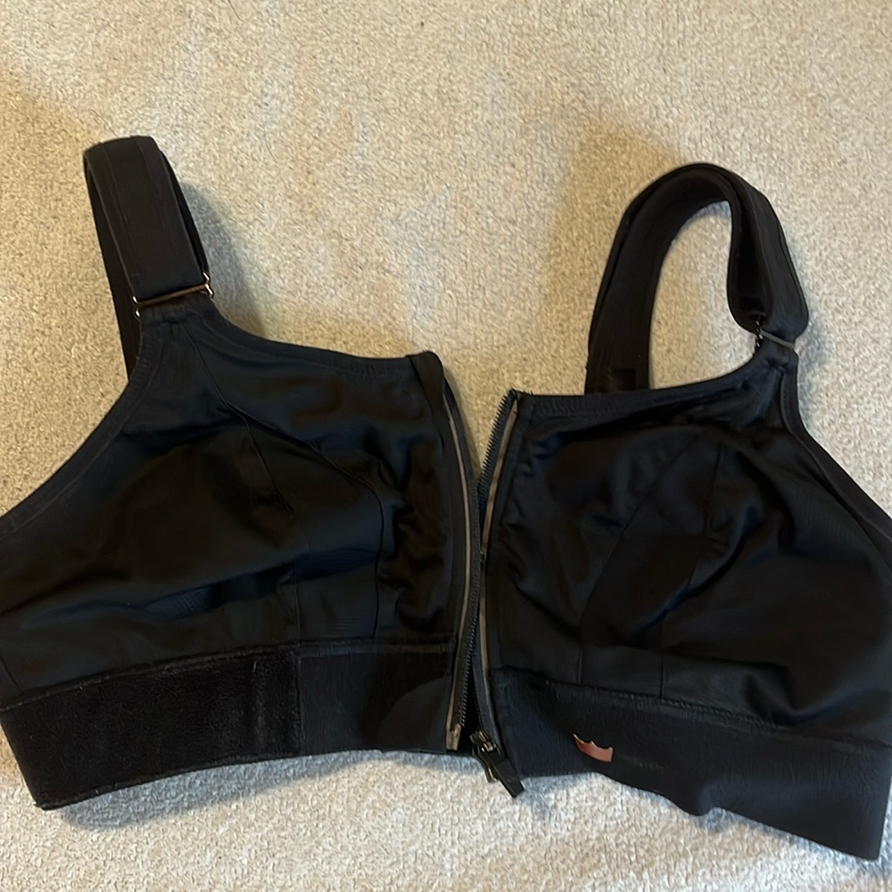 SheFit completely adjustable sports bra